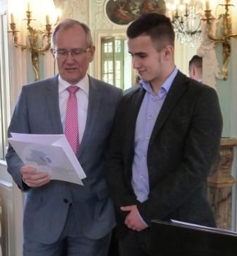 Gerhard Krupp nimmt seinen Preis entgegen