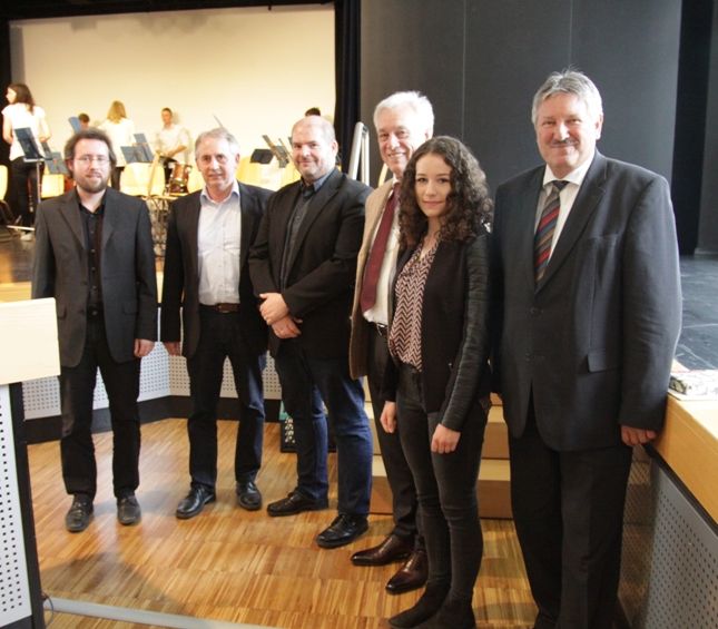 Jurymitglied Dr. Mirko Crabus, Schulleiter Leo Pott, Jurymitglied Martin Koers, Vizepräsident Josef Brüggemann, Preisträgerin Sarah Deters und Landrat Winter
